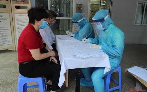 Hanoi receives over 2 3 billion VND for COVID-19 vaccine